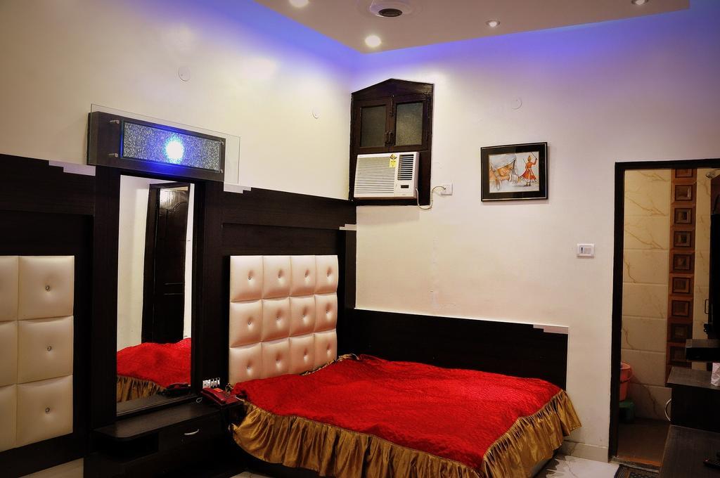 Hotel Peace Point - 1 Min Walking Distance From Station New Delhi Buitenkant foto