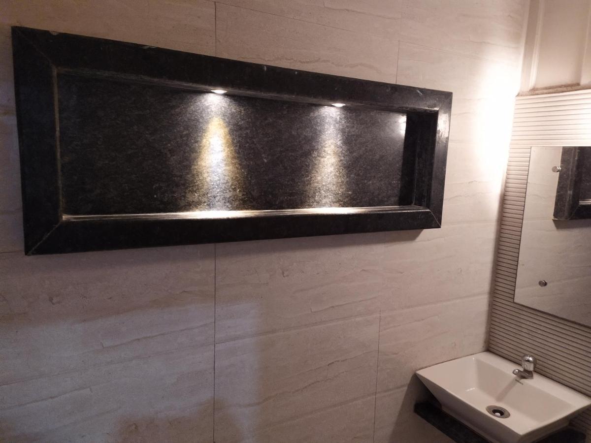 Hotel Peace Point - 1 Min Walking Distance From Station New Delhi Buitenkant foto