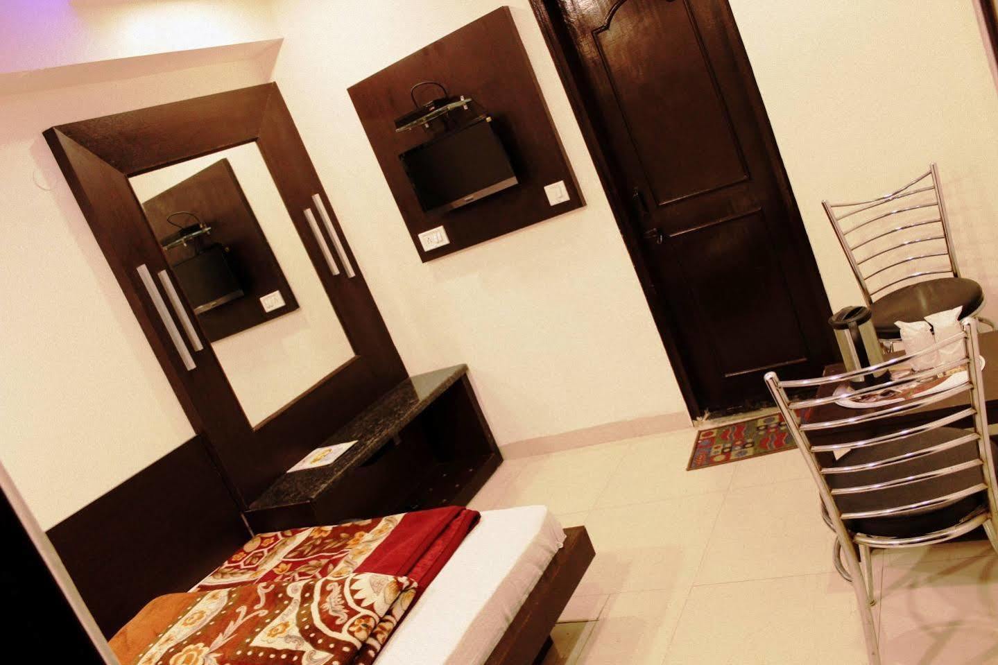 Hotel Peace Point - 1 Min Walking Distance From Station New Delhi Buitenkant foto