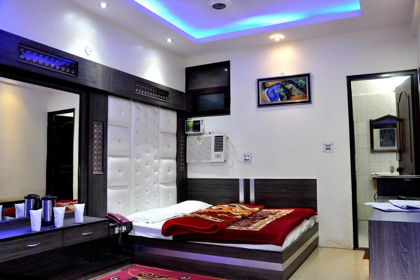Hotel Peace Point - 1 Min Walking Distance From Station New Delhi Buitenkant foto